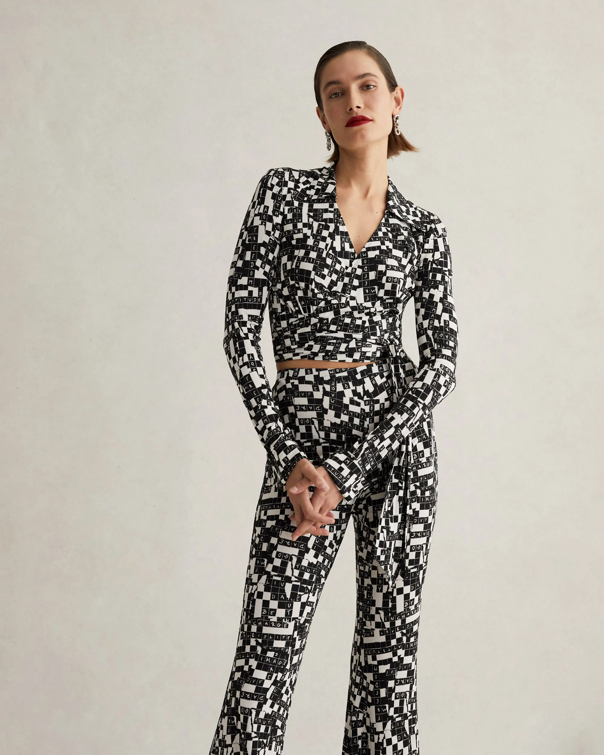 DVFBOBBIE TOPDVF 50TH CROSS WORD BLACK